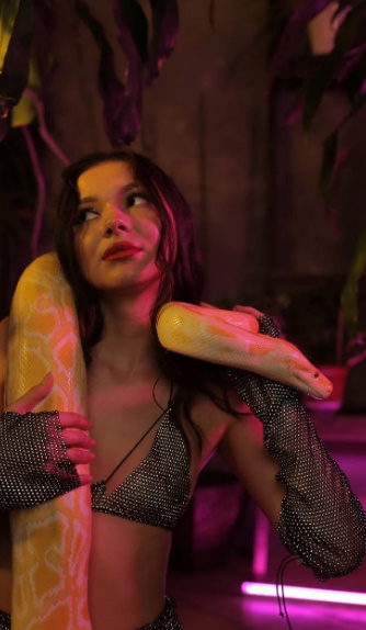 looking makes it hot_148