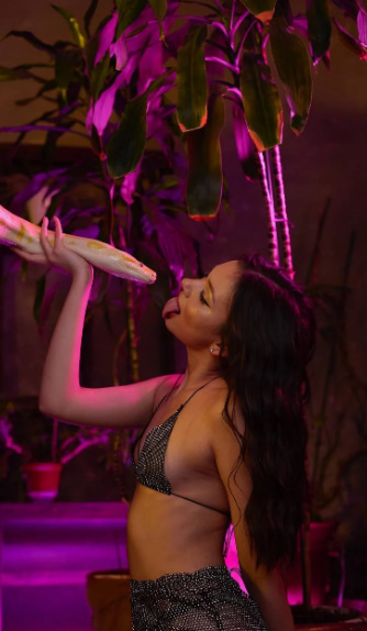 looking makes it hot_148