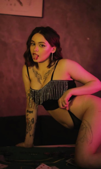 looking makes it hot_148