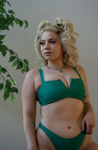 looking makes it hot_152