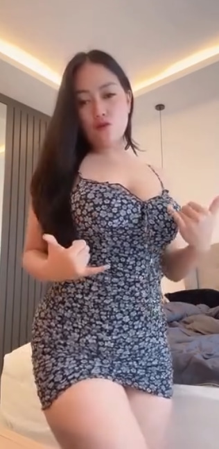 looking makes it hot_153