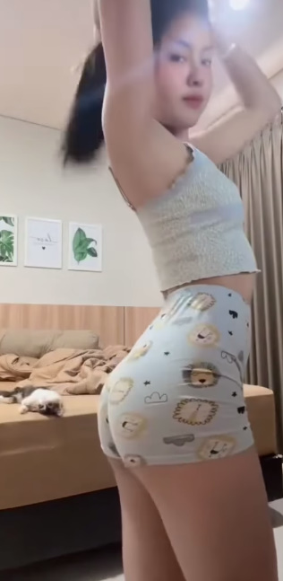 looking makes it hot_153