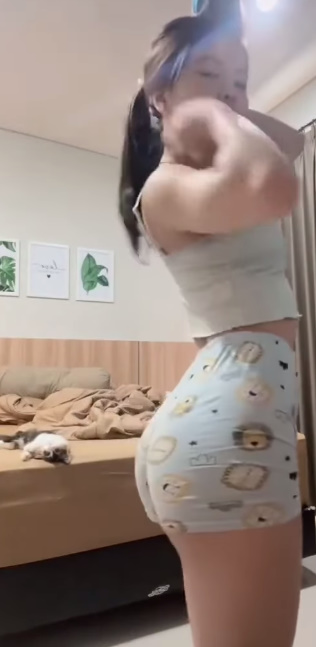 looking makes it hot_153