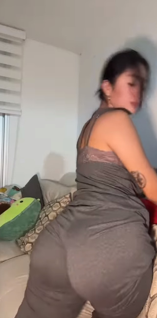 looking makes it hot_154