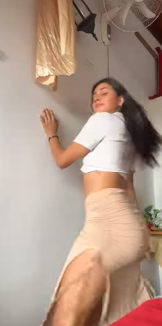 looking makes it hot_154