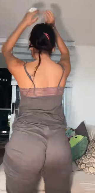 looking makes it hot_154