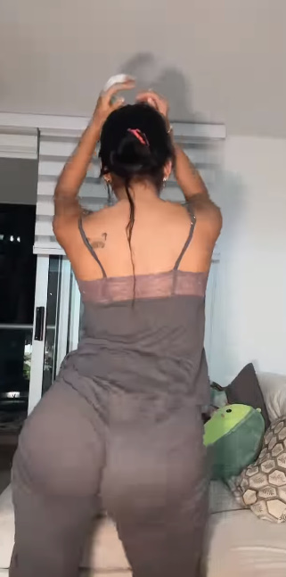 looking makes it hot_154