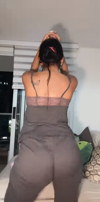 looking makes it hot_154