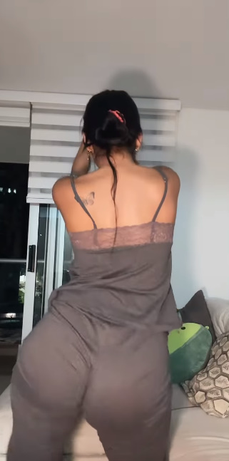 looking makes it hot_154