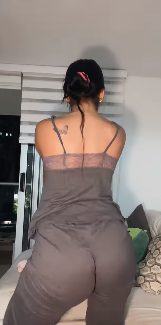 looking makes it hot_154