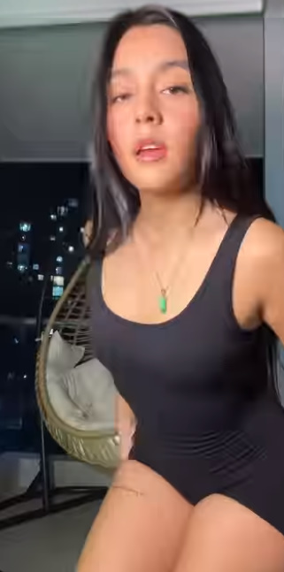 looking makes it hot_154