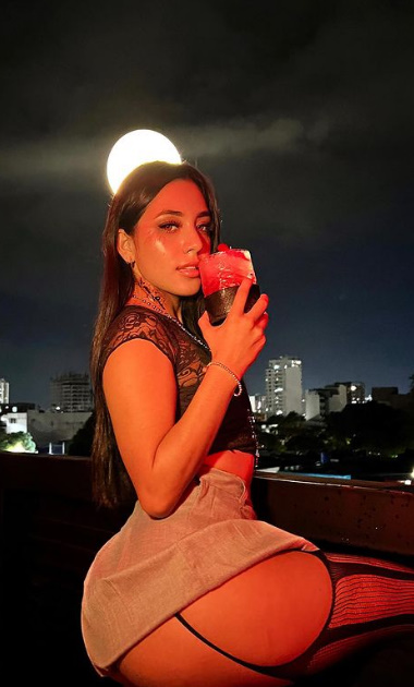 looking makes it hot_154