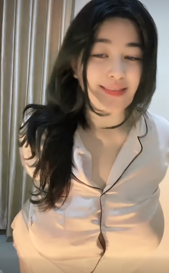 looking makes it hot_156