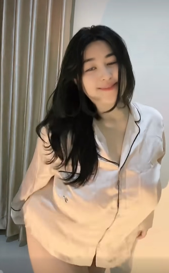 looking makes it hot_156