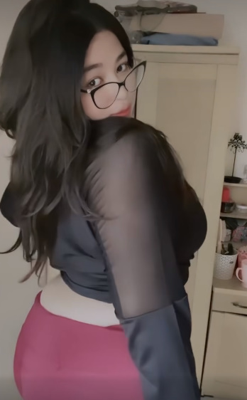 looking makes it hot_156