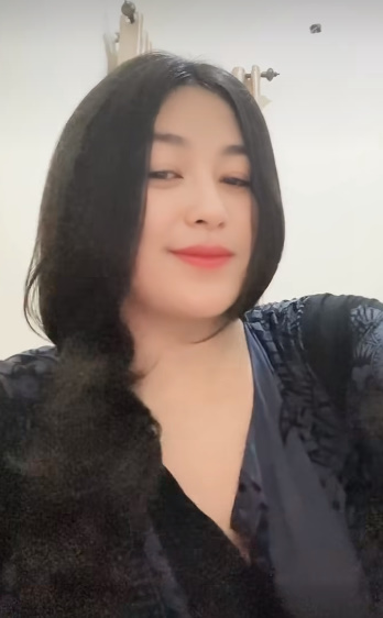 looking makes it hot_156