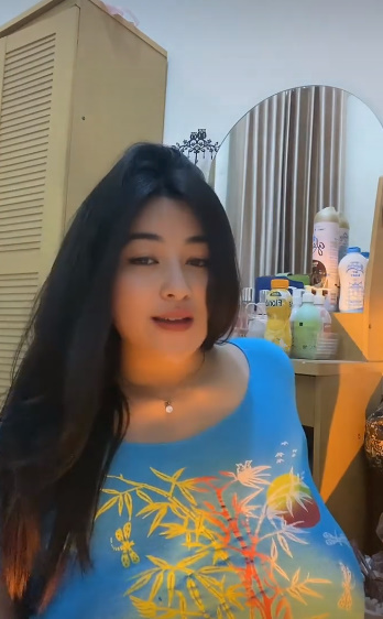 looking makes it hot_156