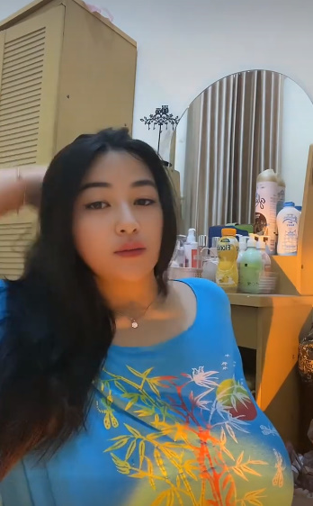 looking makes it hot_156