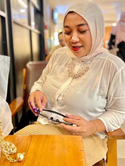 looking makes it hot_157