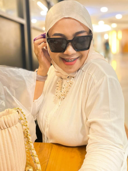 looking makes it hot_157