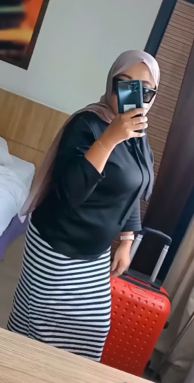 looking makes it hot_157