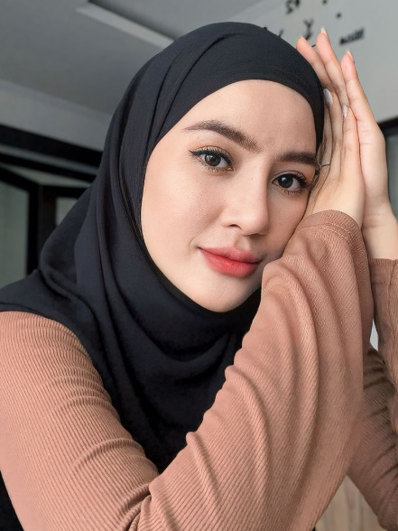 looking makes it hot_157