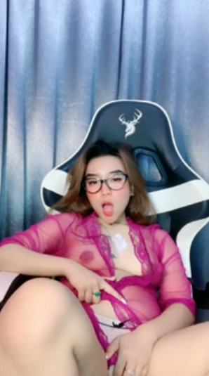 looking makes it hot_163