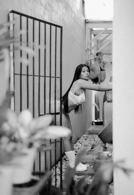 looking makes it hot_165