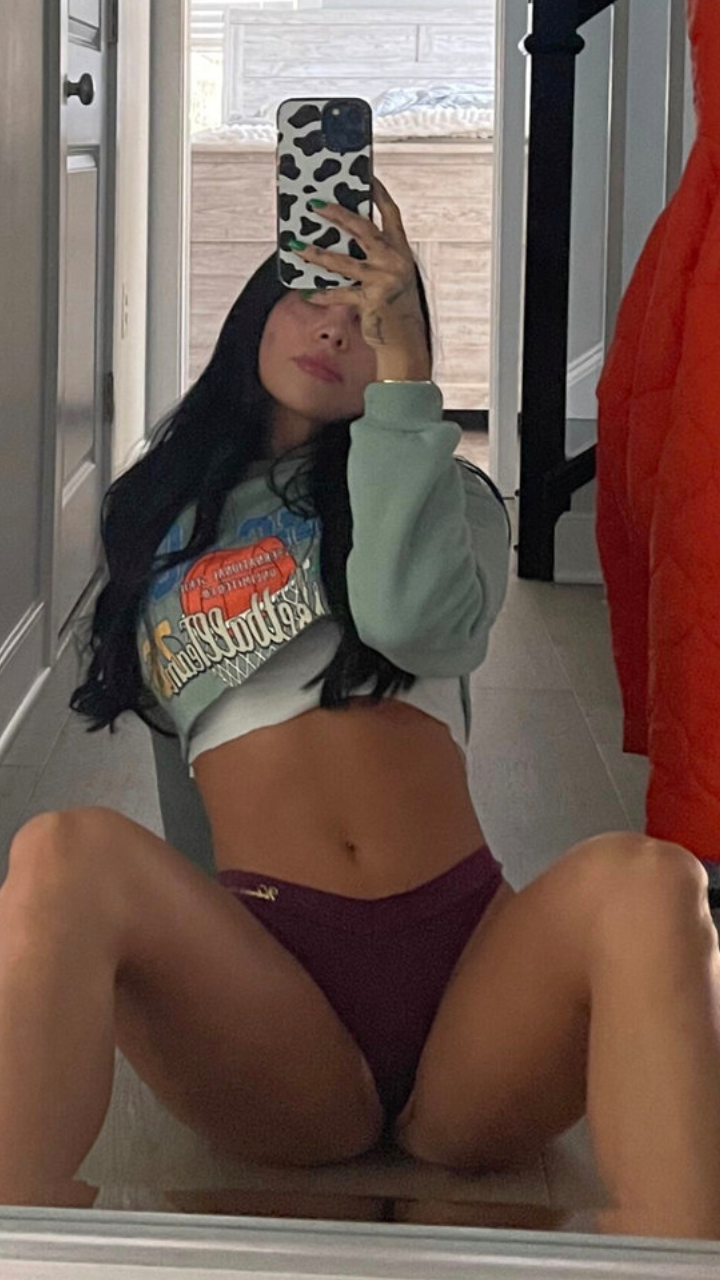 Chicks Spreading It 33