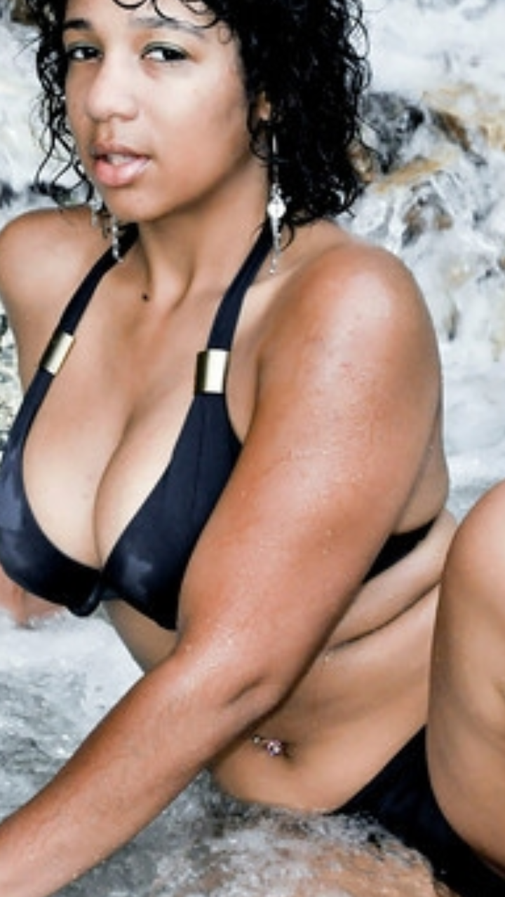 Chicks Spreading It 33