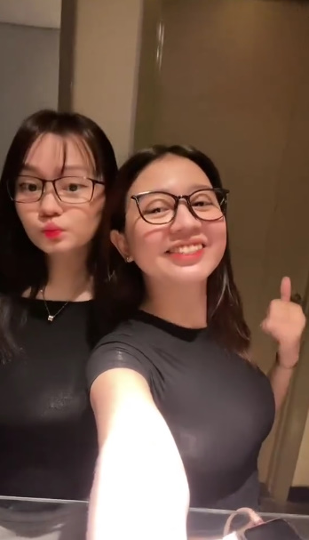 looking makes it uuhhooott_01