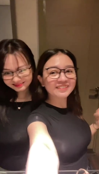 looking makes it uuhhooott_01