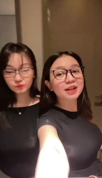 looking makes it uuhhooott_01