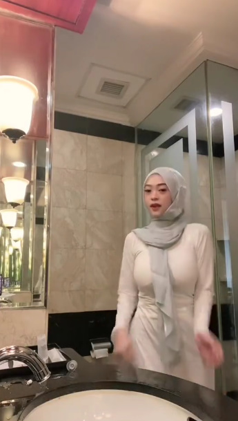 looking makes it uuhhooott_01