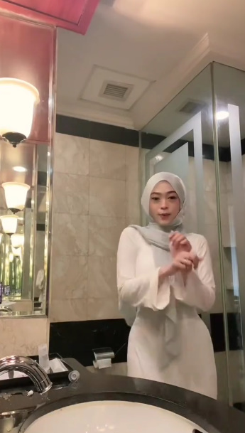 looking makes it uuhhooott_01