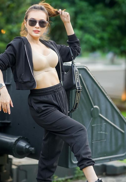 looking makes it uuhhooott_03