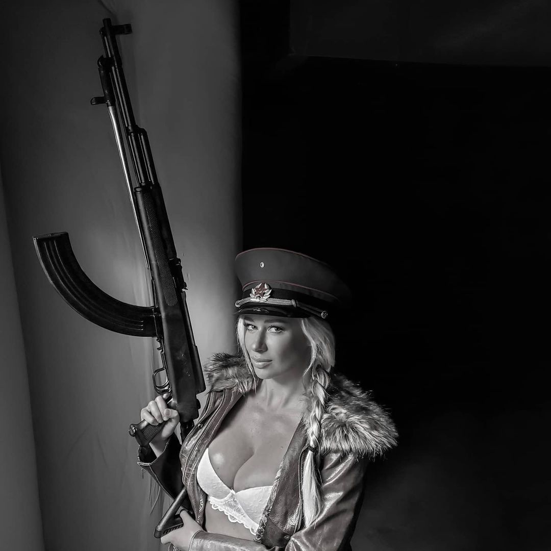 Chicks & Guns 33