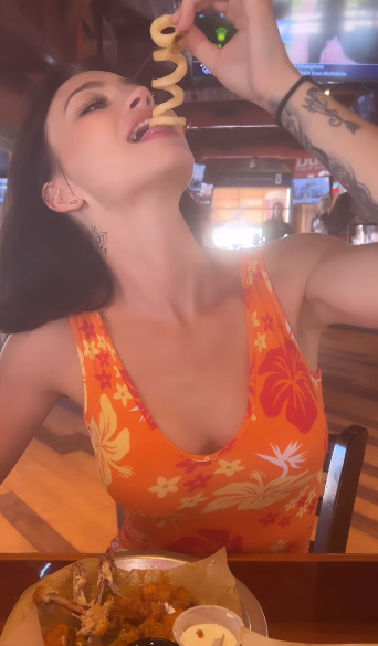 looking makes it uuhhooott_41