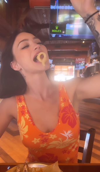 looking makes it uuhhooott_41