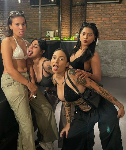 looking makes it uuhhooott_50