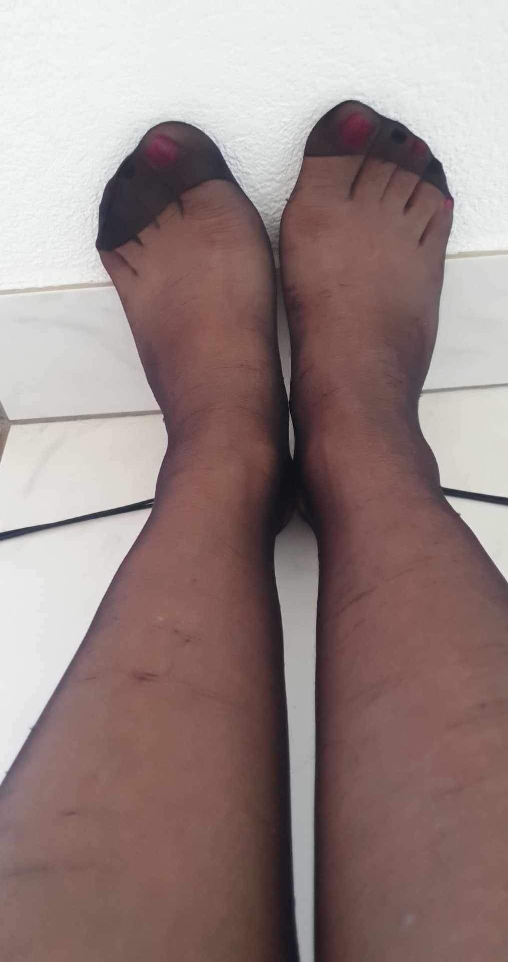 PIEDS EN COLLANT