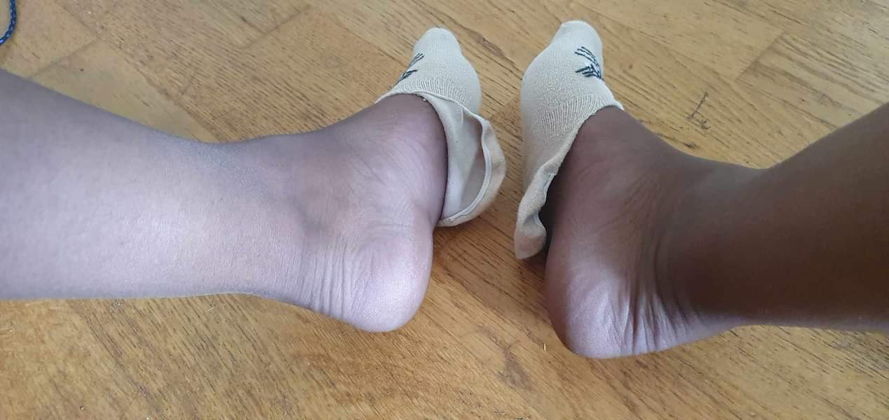 PIEDS EN COLLANT