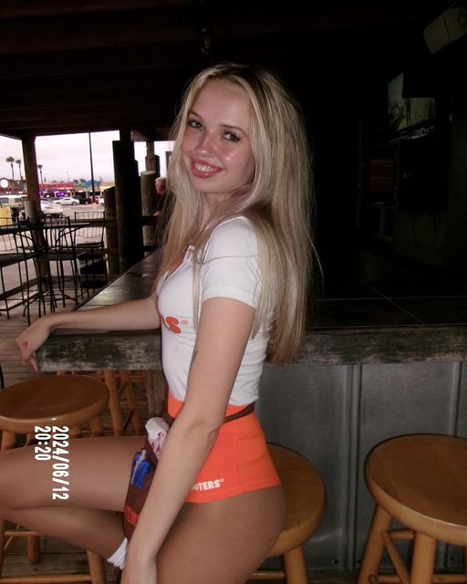 hooters girls