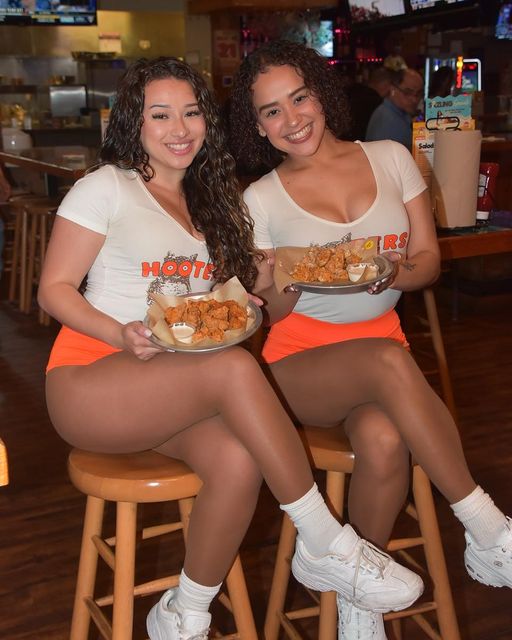 hooters girls