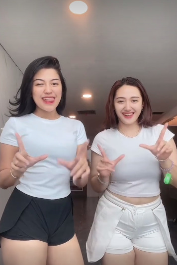 looking makes it uuhhooott_146