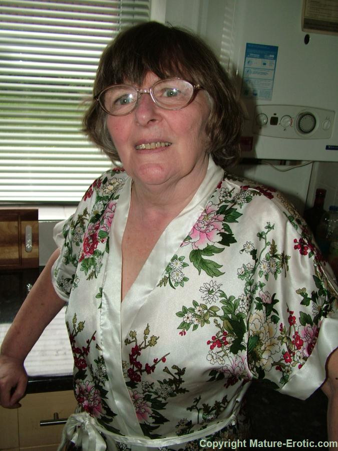 GRANNY MATURE SLUT
