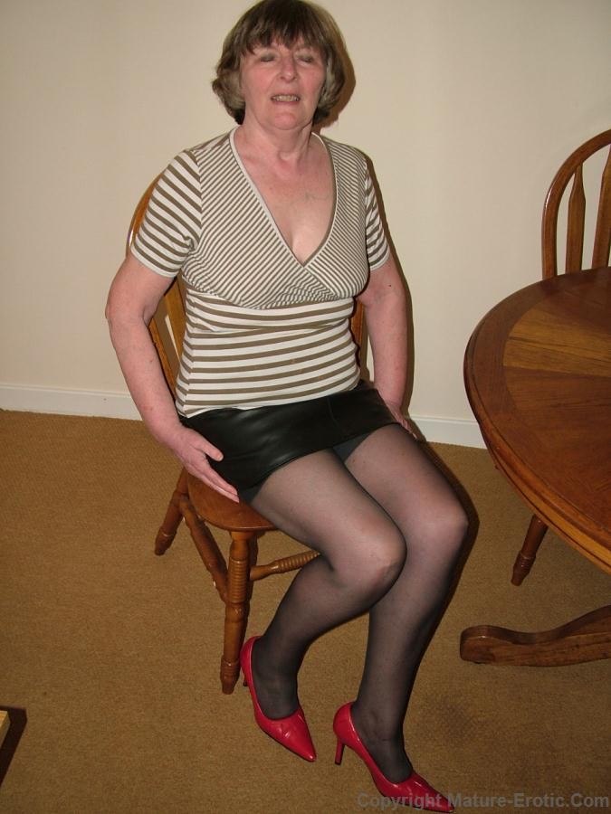 GRANNY MATURE SLUT