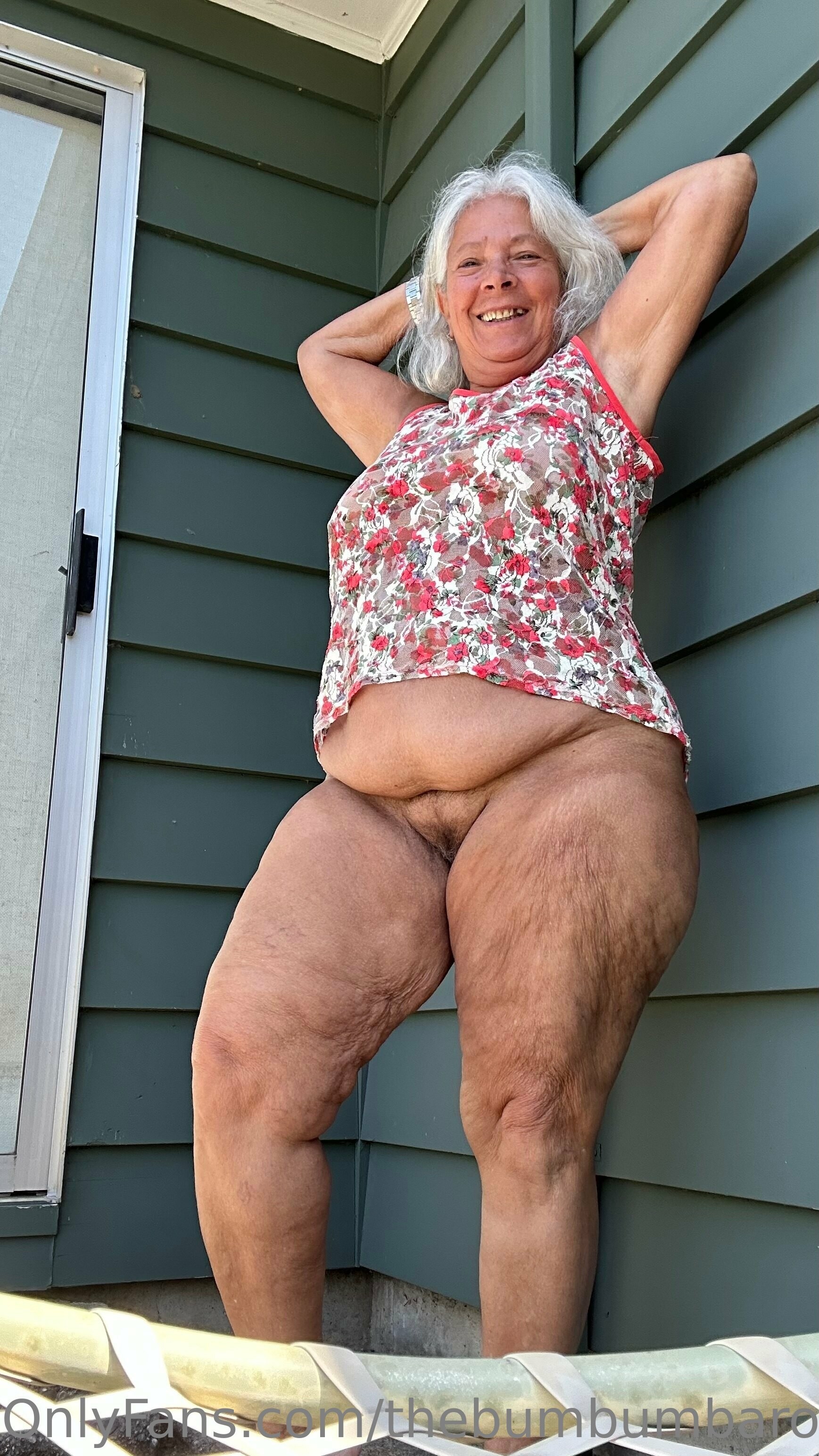 GRANNY MATURE SLUT