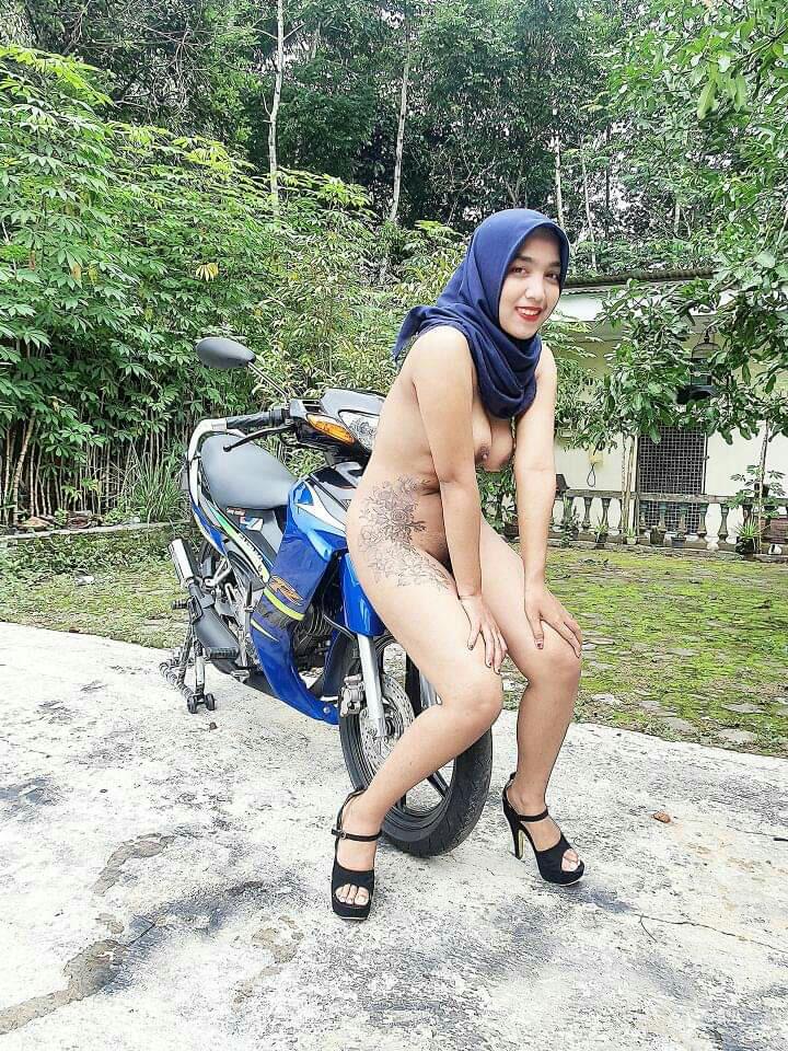 Cewek jilbab exhib