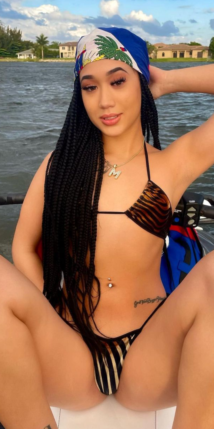 Chicks Spreading It 40